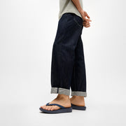 IQUSHION Mens Textured-Strap Flip-Flops