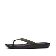 IQUSHION Mens Textured-Strap Flip-Flops