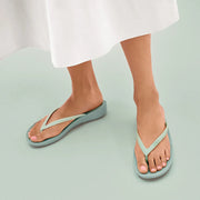 IQUSHION X PANTONE Flip-Flops